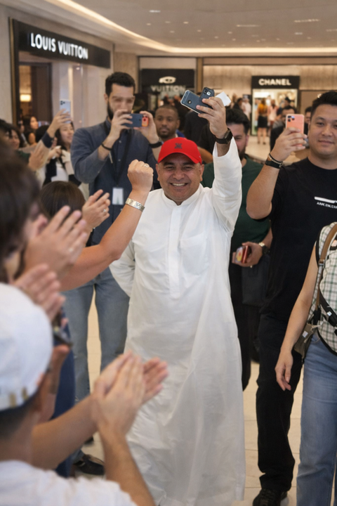 Dubai man showcases his 53 iPhone collection at Apple Store while buying foldable phone