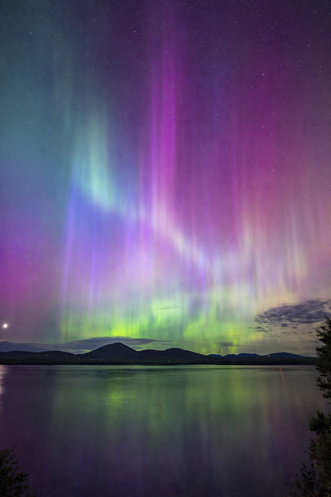 North pole magnetic energy is shifting rapidly but northern lights will remain stable