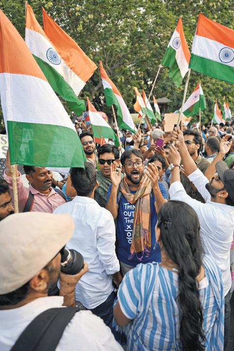 2000 people join human chain in Hyderabad against voter roll revision