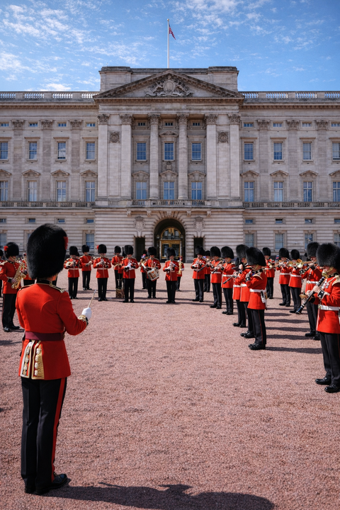 Why UK lawmakers want Buckingham Palace guards to replace iconic bearskin caps