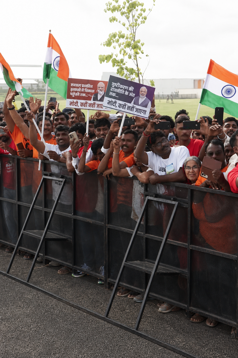 ‘Modi kahin nahi jayega’: The placards that lined Modi’s Banaskantha roadshow