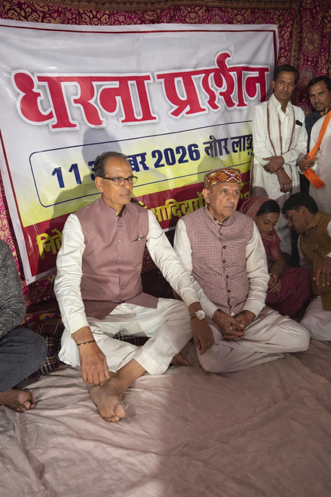 Shivraj Chouhan sits in protest over demolitions in his own constituency