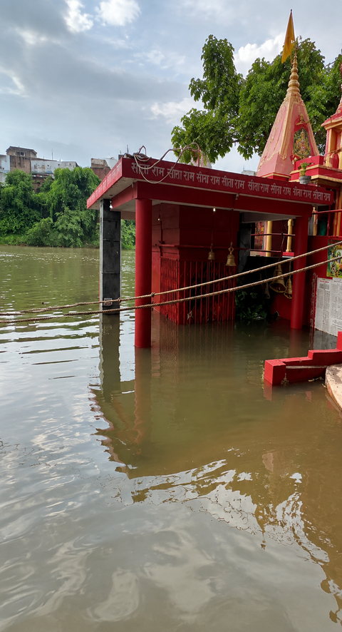 Ganga crosses warning mark in Varanasi as rising water levels intensify flood threat