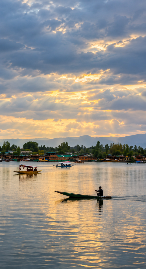 J&K High Court bans fuel-powered boats on Dal Lake, halting 166 vessels