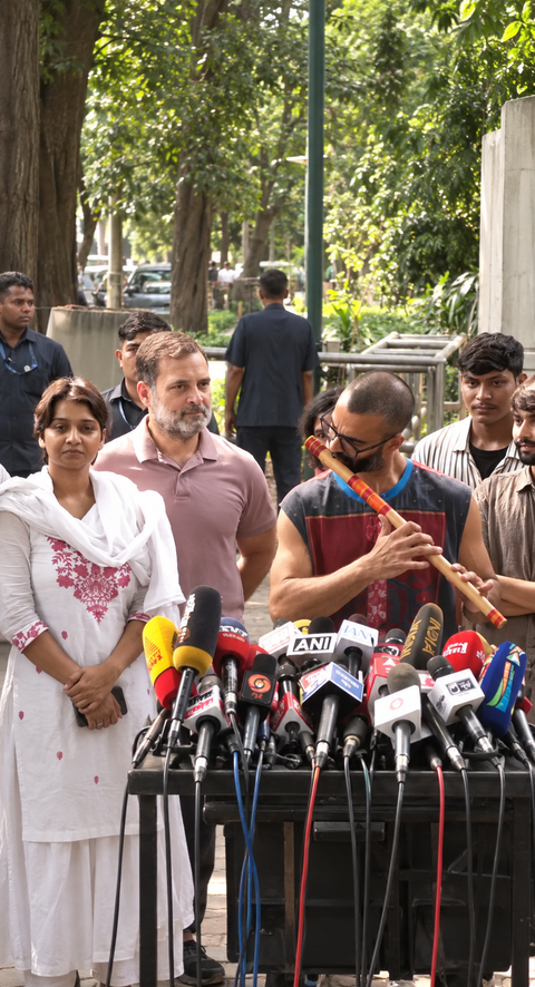 Rahul Gandhi turns 'Dande ka jawab dande se' into peaceful protest