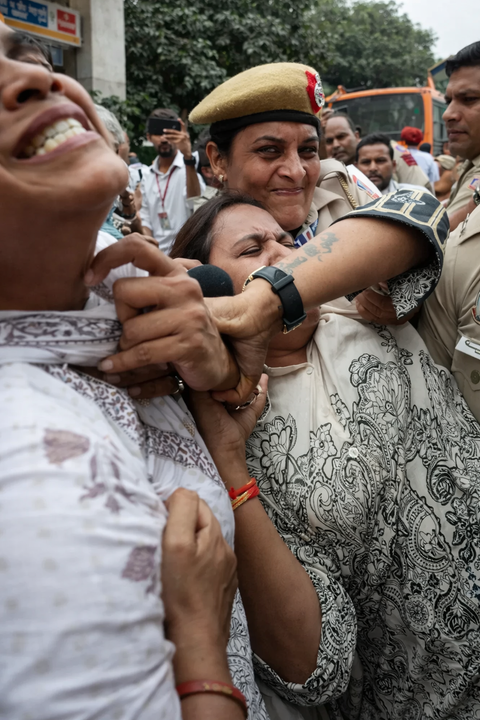Delhi protests turn chaotic as police detain journalists despite court order