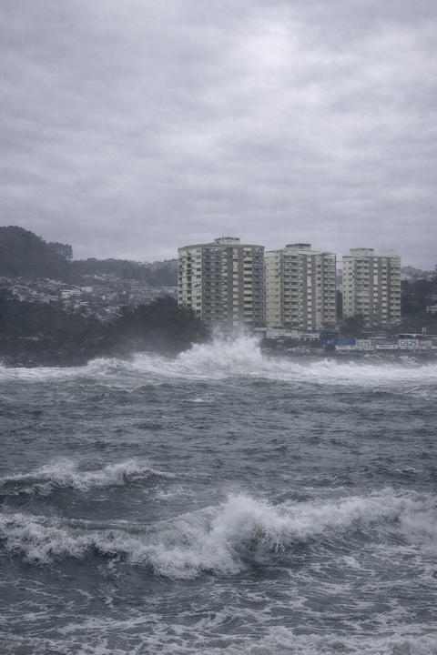 Cyclone Arnab hits Andhra Pradesh coast as over one lakh residents evacuate