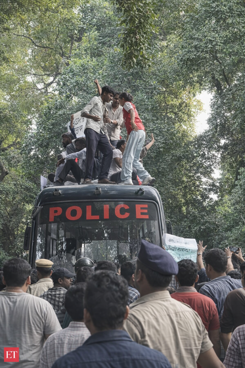 Rahul Gandhi accuses Delhi cops of targeting women & journalists during Jantar Mantar protests