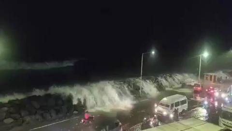 Cyclone Arnab causes viral sensation in North Chennai with dramatic footage